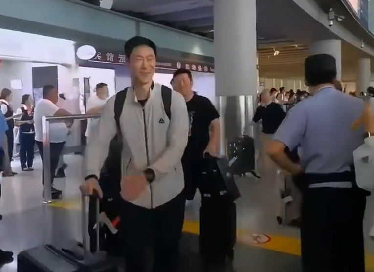 九游娱乐网页版-国乒落地北京全队洋溢笑容！梁靖崑两儿子接机 王楚钦仍一脸疲惫
